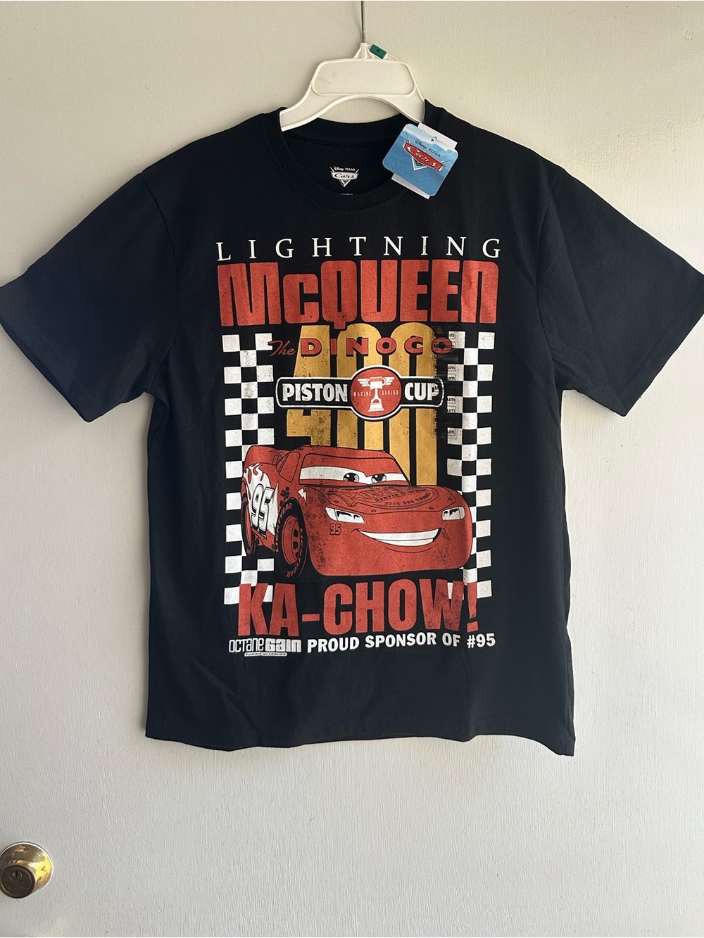 Disney Pixar Cars Lightning McQueen Ka-Chow Piston Cup Racing T-Shirt M NWT